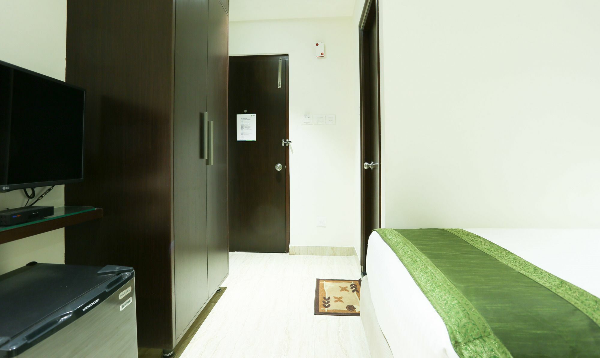 Hotel Treebo C Plaza à Vijayawāda Extérieur photo